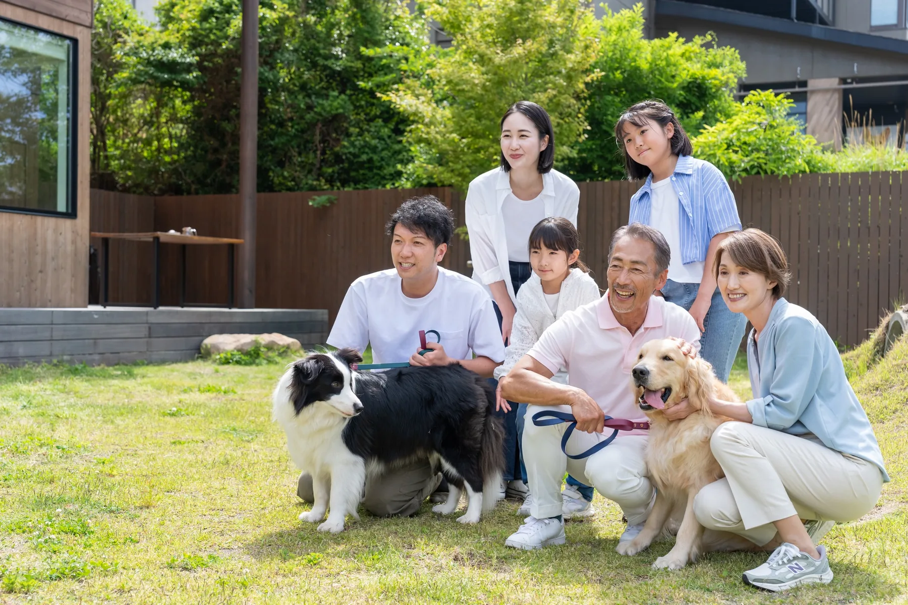庭で家族とペットが過ごす休日